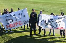 Фанати «Манчестер Юнайтед» блокують тренувальну базу футбольного клубу