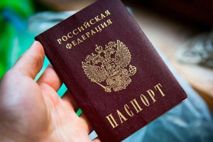 Порошенко: роздача українцям російських паспортів – фактор небезпеки, який вимагає реакції влади