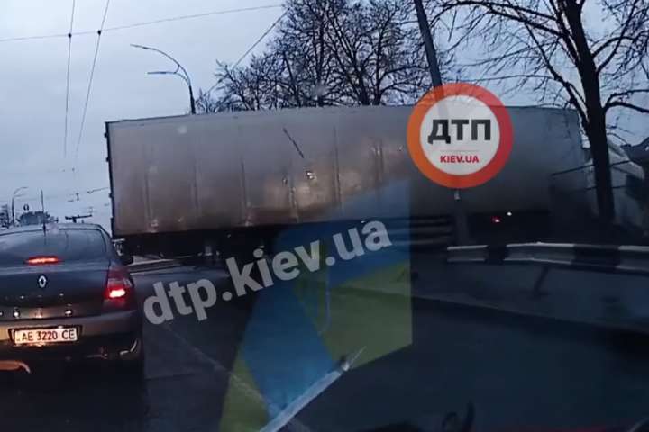 У Києві фура через три зустрічні смуги вилетіла в кювет (відео)