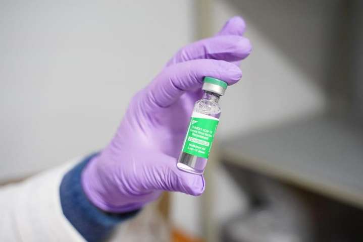 Київ веде переговори з кількома виробниками вакцин, щоб закупити напряму