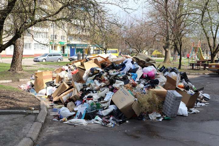 Українку в квартирі ледь не засипало сміттям (фото)