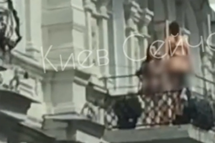 Знову голі на балконі: у центрі Києві дівчата влаштували фотосесію (відео)