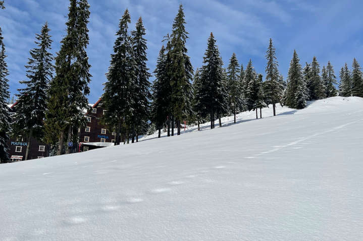 Популярный украинский горнолыжный курорт утопает в снегу (фото)