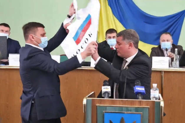 Депутати Херсонської облради побилися через прапор Росії (відео)