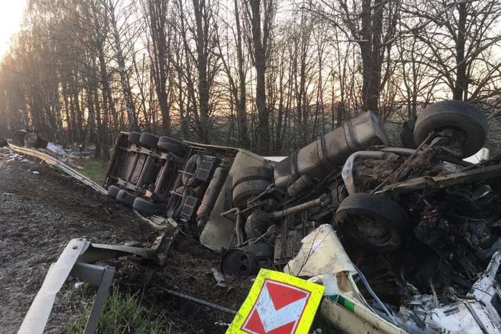 На Вінниччині зіткнулися дві вантажівки, водії загинули (відео)