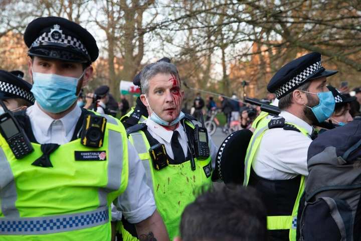 У Лондоні сталися сутички на акціях протесту через карантин