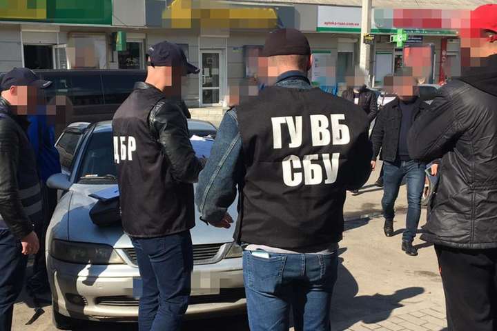 На Дніпропетровщині поліцейські торгували наркотиками (фото)