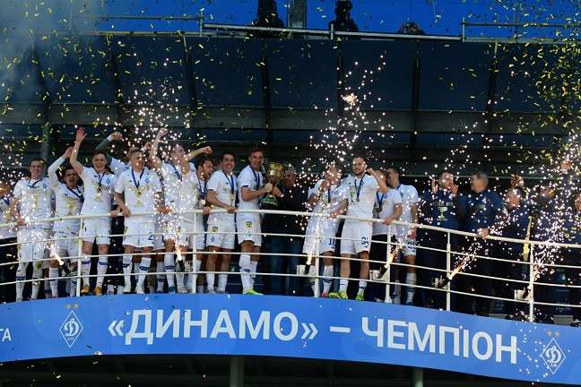Луческу підкинули до стелі: з’явилося відео святкування перемоги «Динамо» в чемпіонаті України