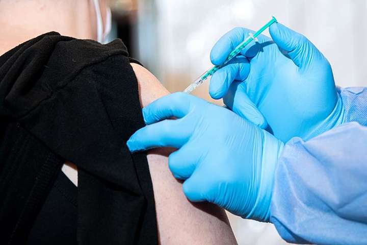 У Німеччині пацієнтам замість вакцини вкололи фізрозчин