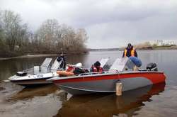 Водолази за допомогою катера UMS-600 транспортували тіло на берег