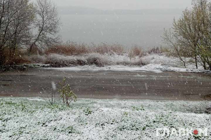 Зима не відступає. Кілька регіонів України засипало снігом (фото, відео)
