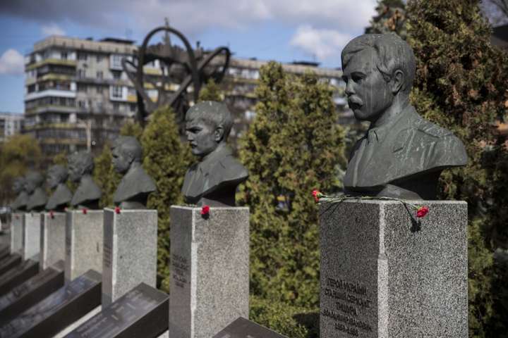 Кличко вшанував пам'ять героїв-ліквідаторів аварії на ЧАЕС (фото)