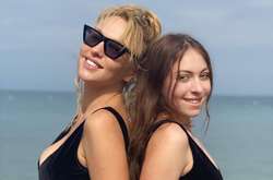 Полякова с 16-летней дочкой снялись в одинаковых купальниках и вызвали восторг (фото)