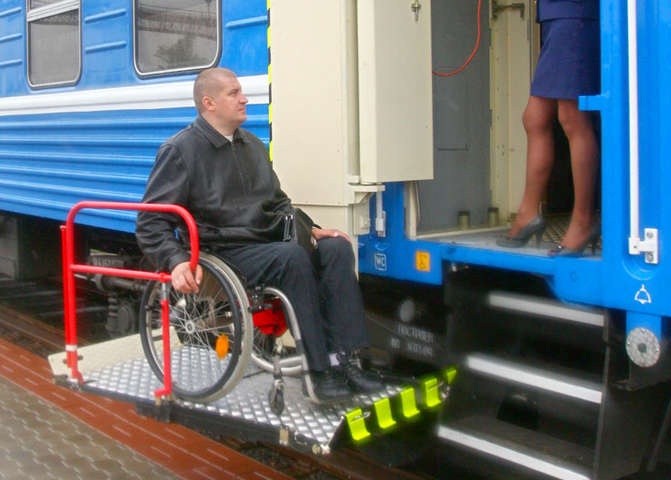 «Укрзалізниця» нагадує, як скористатися на вокзалі платформою для людей з інвалідністю 