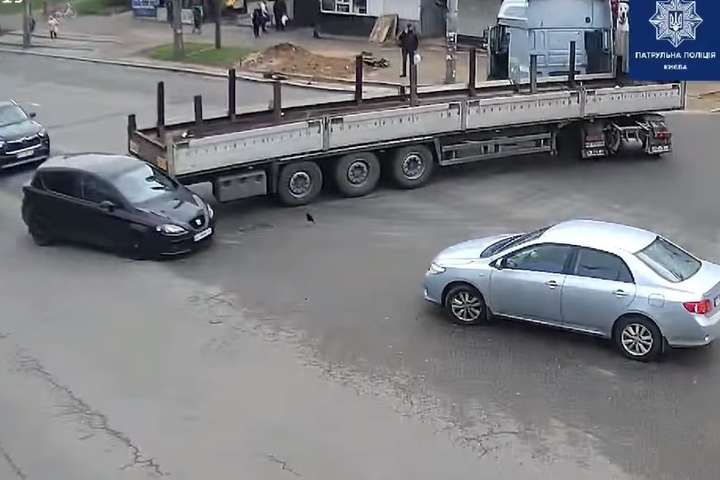 У Києві вантажівка зачепила Seat і перекрила рух вулицею (відео)