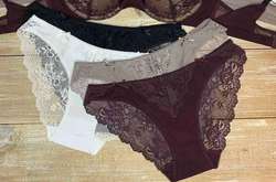 Спіднє для прем'єра. Француженки провели зухвалу акцію проти локдауну