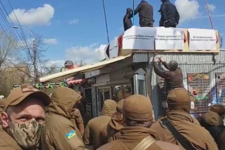 У Києві масштабний демонтаж МАФів, на місці багато поліції (відео)