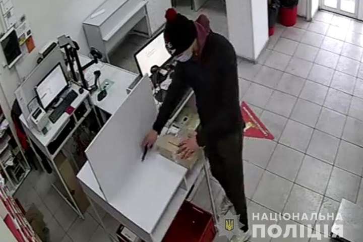 Поліція зловила шахрая, який підміняв товар на пошті (фото, відео)