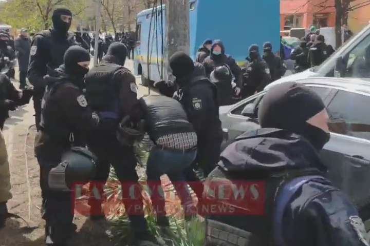 Демонтаж МАФів у Києві. Поліція жорстко затримала протестувальників (відео)