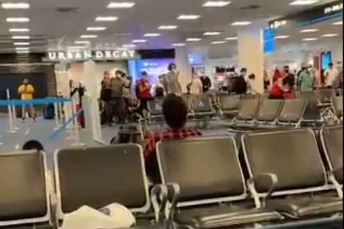 Масова бійка в аеропорту Чикаго. Пасажири не поділили місця в літаку (відео)