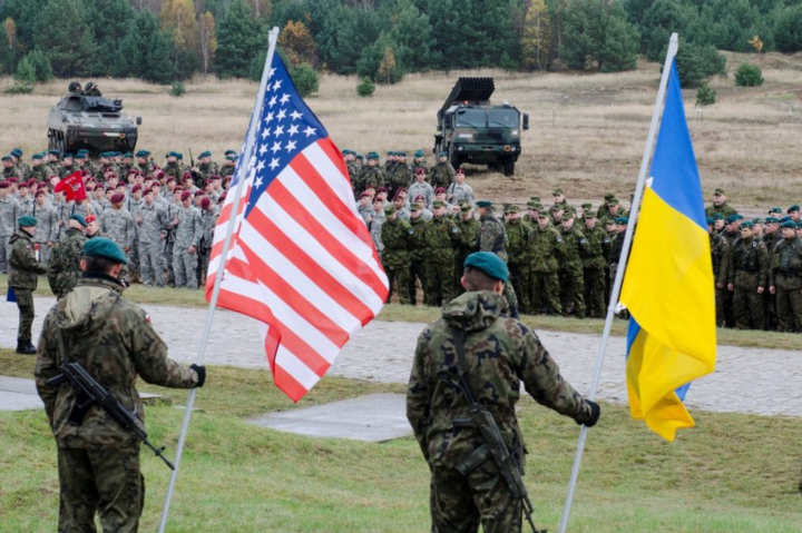 Украина сможет получить от США летальное оружие и $300 млн