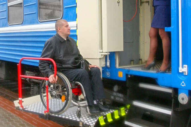 «Укрзализныця» напоминает, как воспользоваться на вокзале платформой для людей с инвалидностью