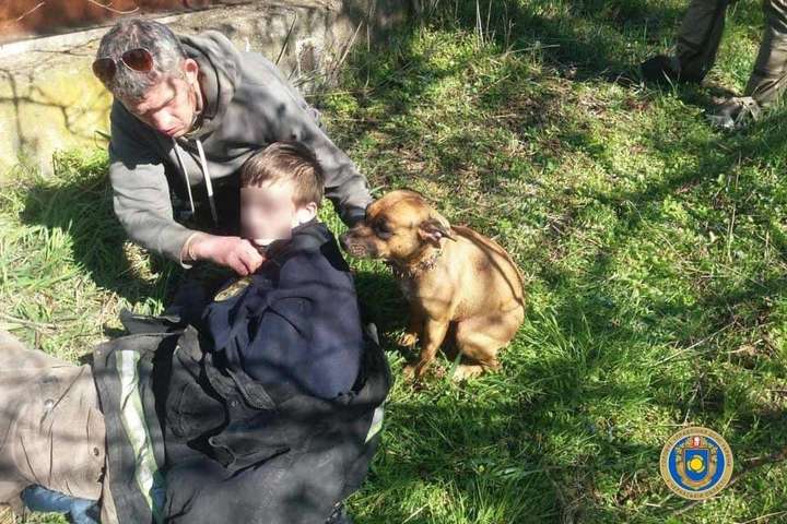 На Черкащині у п’ятиметровий резервуар з водою впали чоловік, хлопчик та собака (фото)