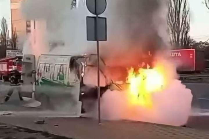 У Києві під час руху загорівся мікроавтобус (фото)