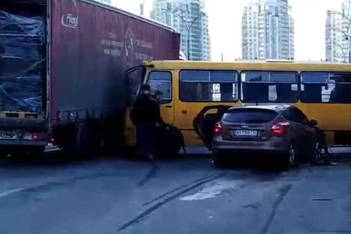 Масштабна ДТП у Києві: від удару маршрутку розвернуло (фото, відео)
