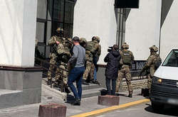 У центрі Києва затримали банду, яка тероризувала іноземця (фото)