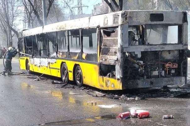 У Києві посеред дороги вщент згорів пасажирський автобус (фото)