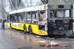 У Києві посеред дороги вщент згорів пасажирський автобус (фото)