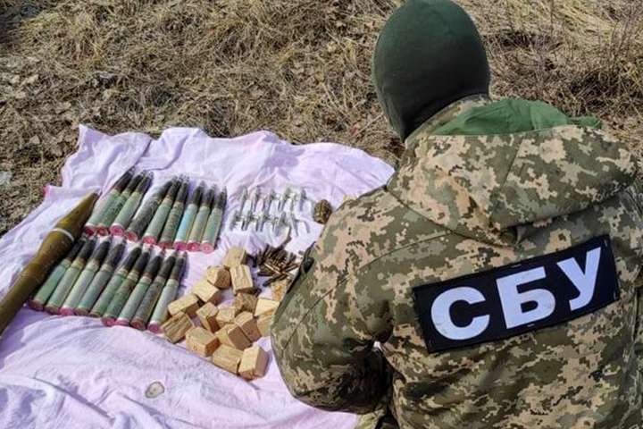 СБУ виявили дві схованки бойовиків «ЛНР» з боєприпасами