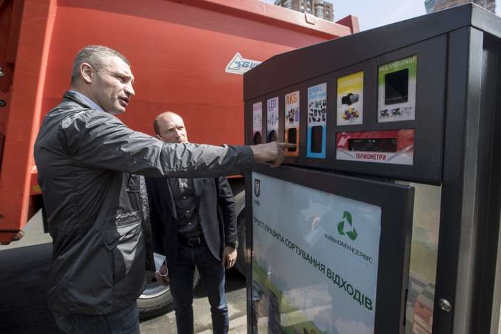 Роздільний збір сміття: Кличко показав нові контейнери (фото, відео)