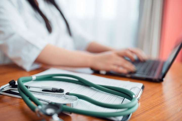 Зеленский подписал закон, который возобновит «больничные» выплаты