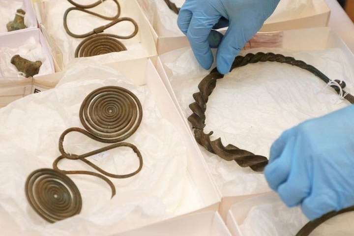 У Швеції чоловік знайшов скарб, якому близько 2500 років (фото)