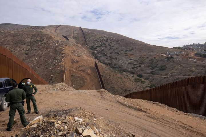 Пентагон зупиняє будівництво стіни з Мексикою
