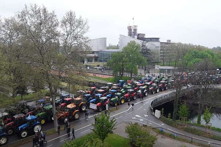 У Стразбурзі майже 1500 тракторів заблокували рух біля Європарламенту