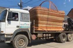 На Закарпатті сплели гігантський великодній кошик, який може стати рекордом (відео)