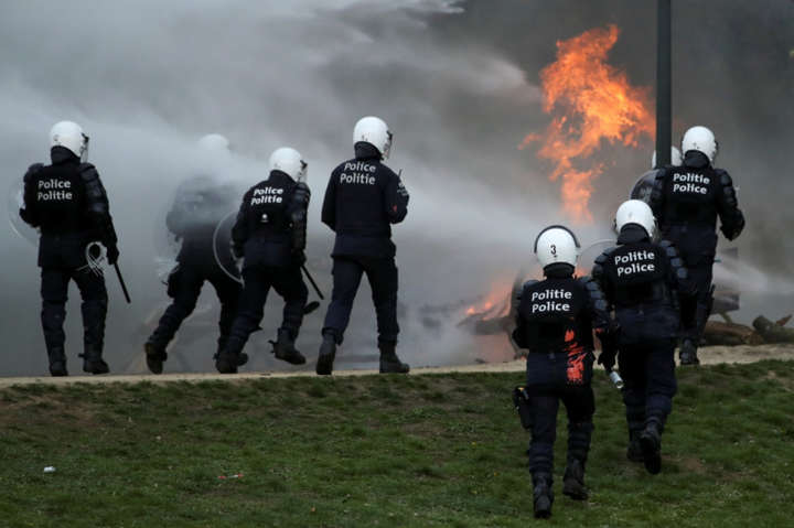 Поліція Брюсселя розігнала вечірку проти локдауну водометами та газом