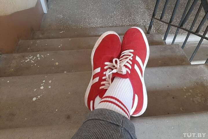 У Білорусі жінку оштрафували за червоно-білі шкарпетки