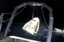 Корабель Crew Dragon з чотирма астронавтами повернувся на Землю (відео)