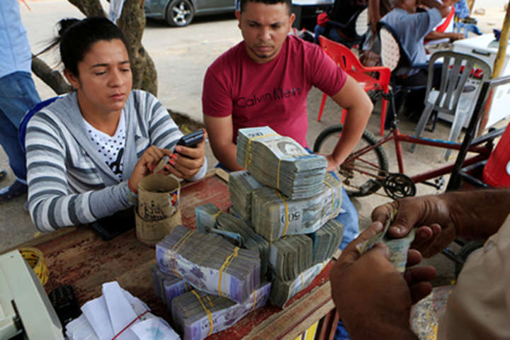 Венесуела перевела соціальні виплати у неіснуючу криптовалюту
