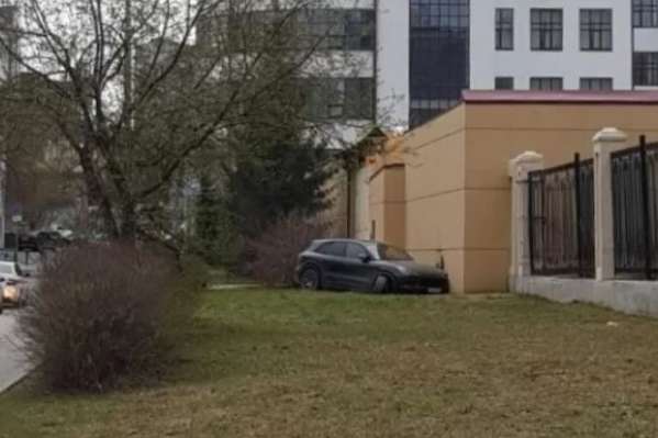 Кумедна аварія у Росії: пʼяний водій Porsche протаранив слідчий ізолятор