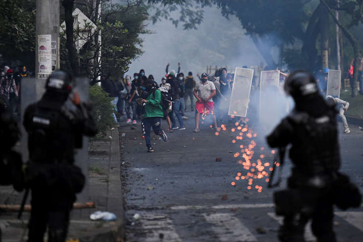 Президент Колумбії скасував підвищення податків після масових протестів і смертей