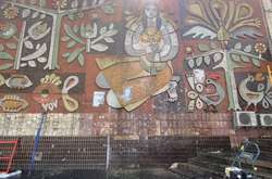 У Києві вперше за 50 років помили радянську мозаїку на Березняках 