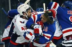 Моторошна бійка в НХЛ: спритний канадець поклав на лід двох росіян (відео)