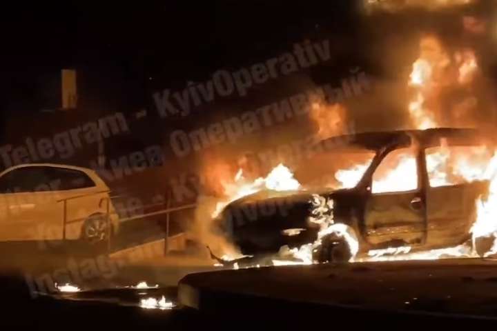 Серйозна пожежа в Києві: вогонь із автівки перекинувся на магазин (відео)