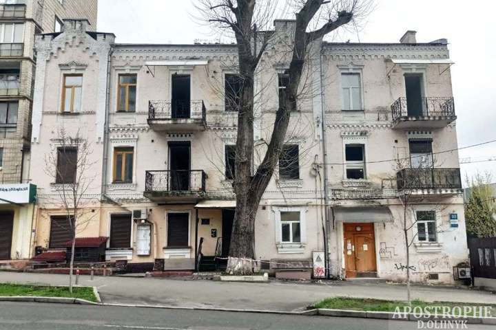 У центрі Києва руйнують історичний будинок, в якому живуть люди (фото)