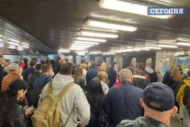 Після локдауну і вихідних пасажири штурмують київське метро (фото)